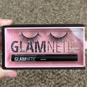 NEVER USED!! Brand new glamnetic kit!! Comes with lashes and eyeliner!